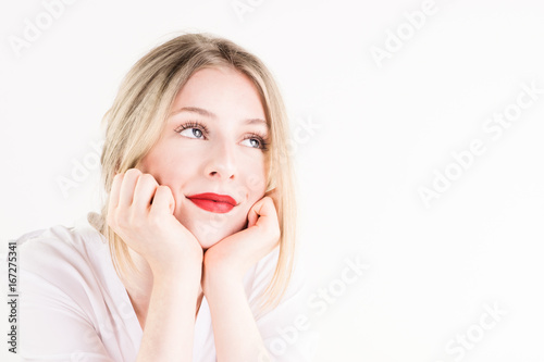 Photographie Glückliche junge Frau träumt vor sich hin/ Freisteller