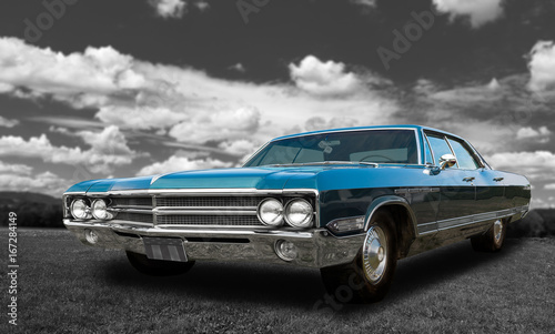 Cuadros en Lienzo Colorful classic old car - on black and white background
