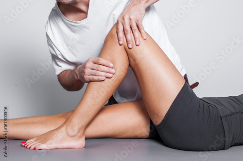 Plakat Fizjoterapia masaż nóg w salonie spa.