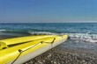© clamon - canoa pronta a partire sulla riva del mare