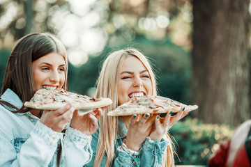 Women eating pizza