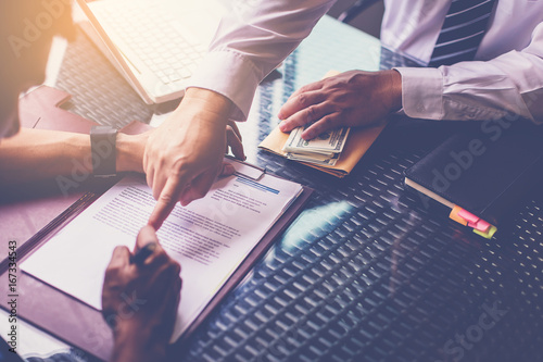 Fotografía Banker recommend customer for signing loan contract