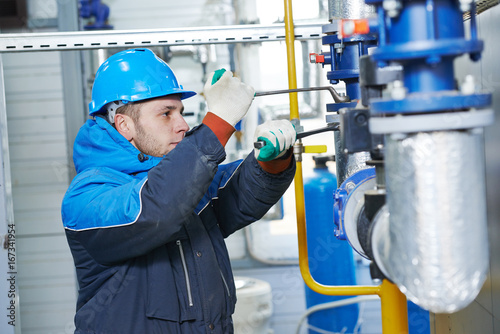 Fotografía technician of heating system in boiler room
