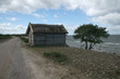 Gammalt hus som ligger vid stranden på norra Öland