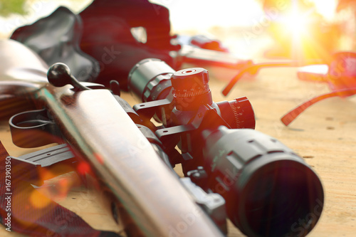 Fotografía close up of rifle telescope for sport hunting on table wooden