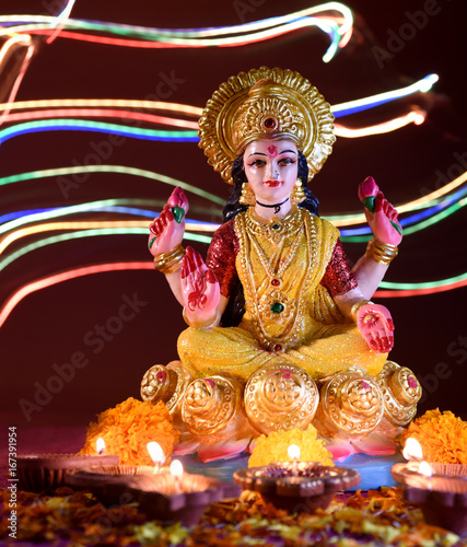 Zdjęcie XXL Lakshmi - hinduska bogini, bogini Lakshmi. Bogini Lakszmi podczas obchodów Diwali. Indian Hindu Light Festival zwany Diwali