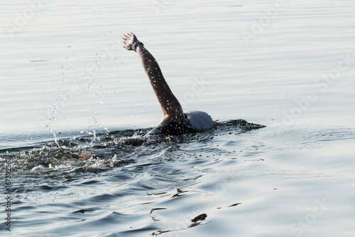 Zdjęcie XXL Kobiece pływanie w otwartej wodzie z wetsuite i czepkiem kąpielowym