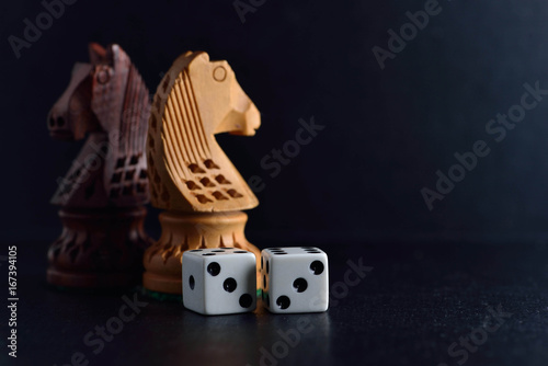 Платно Two white dice and chess knights ob black