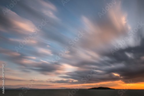 Photographie Beautiful wide angle, long exposure view of a lake at sunset, with an huge sky w