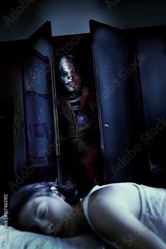 Zdjęcie XXL przerażająca maska ​​klauna w szafie w nawiedzonym domu