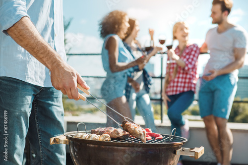 Fotografía Group of friends having barbecue party on the roof