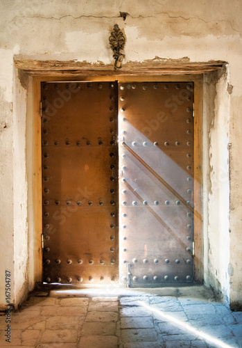 Cuadros en Lienzo The church door almost close with light rays falling down to the floor, Ananuri fortress church, Georgia