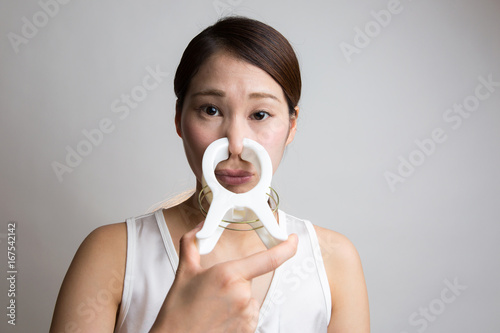 洗濯バサミで鼻をはさむ女性 Stock 写真 Adobe Stock