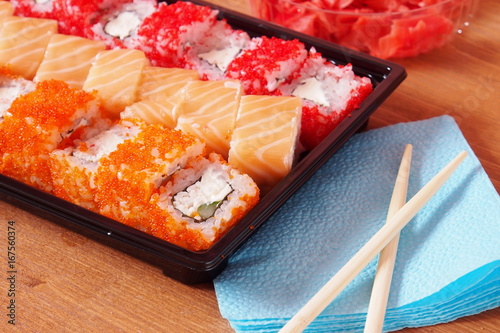 Fotomural Rollos y sushi sobre la mesa en el paquete