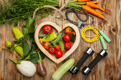 sport-i-dieta-swieze-warzywa-zdrowy-tryb-zycia-rustykalne-drewniane-tla