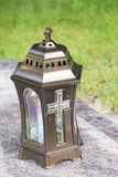 Fototapeta Krajobraz - Schöne Grablampe mit Kreuz