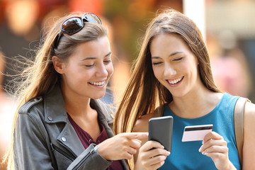 Canvas Print - Two friends buying on line on the street