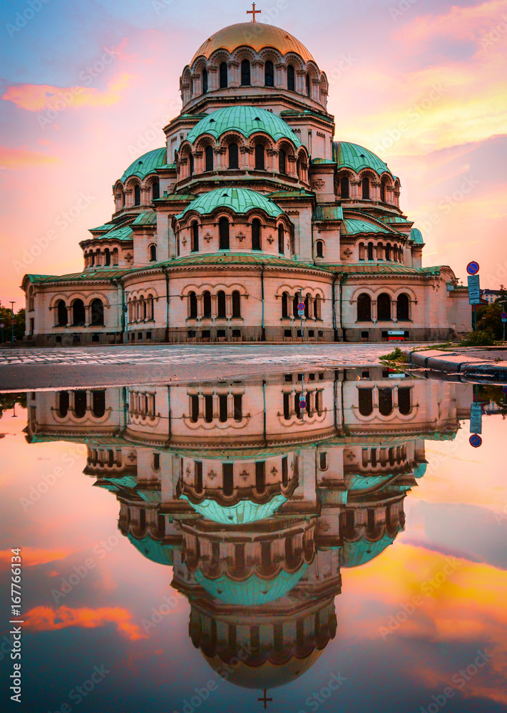 Obraz na płótnie Alexander Nevsky Cathedral with a beautiful reflection in the pond on a sunset in Sofia, Bulgaria w salonie