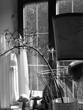 Dekorative Skulpturen und Kunstgegenstände auf der Fensterbank eines Landhaus in Rudersau bei Rottenbuch im Kreis Weilheim-Schongau in Oberbayern, fotografiert in neorealistischem Schwarzweiß