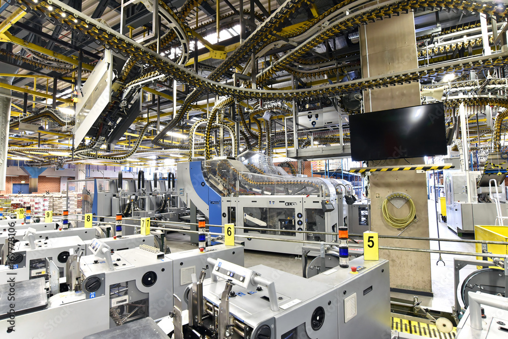 Betriebsgebäude: Maschinen in einer Großdruckerei - HiTech Fertigung // Industrial buildings: machines in a large print shop - HiTech production - obrazy, fototapety, plakaty 