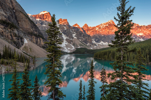 zachwycajacy-wschod-slonca-nad-jeziorem-moraine-w-parku-narodowym-banff