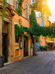  Wygodna stara ulica w Trastevere w Rzymie, Włochy