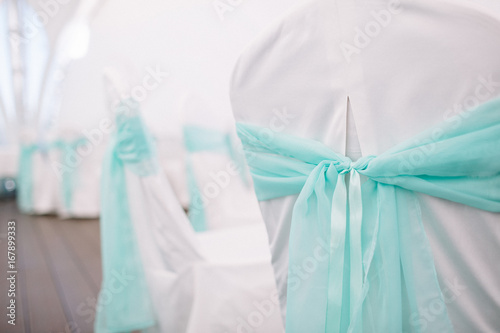 Mint Cloth Decorates White Chairs Kaufen Sie Dieses Foto