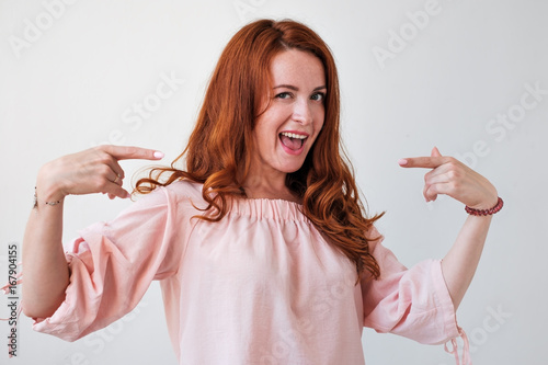Foto Portrair of caicasian red haired woman proud of herself.