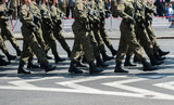 Fototapeta  - Żołnierze maszerują na drodze asfaltowej