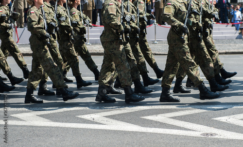 Plakat Żołnierze maszerują na drodze asfaltowej