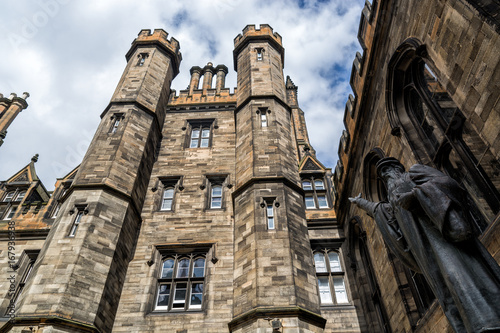 Plakat Pomnik Johna Knoxa w New College czworobok University of Edinburgh w Szkocji.