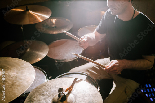 Zdjęcie XXL Perkusista grający na zestawie perkusyjnym. Proces nagrywania muzyki, próba zespołu