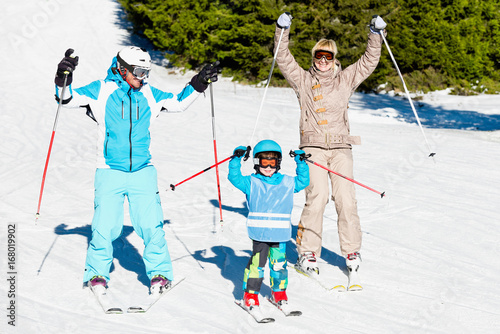Plakat Wesoła rodzina na nartach