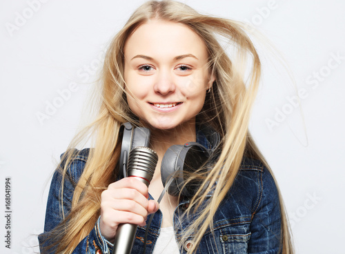 Plakat młoda dziewczyna z mikrofonem śpiewa