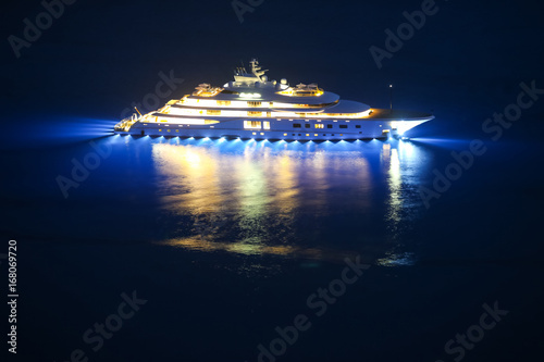 Foto An illuminated luxury yacht in the Adriatiac sea at night in Dalmatia, Croatia