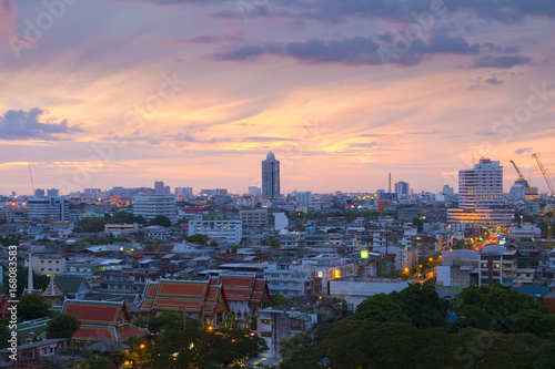 Photo Bangkok (Thonburi side) skyline with sunset.