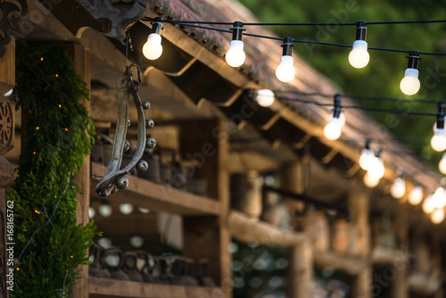 Fotografia light bulb garland on the wedding