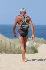 Homme bronzé marchant à la plage-5666