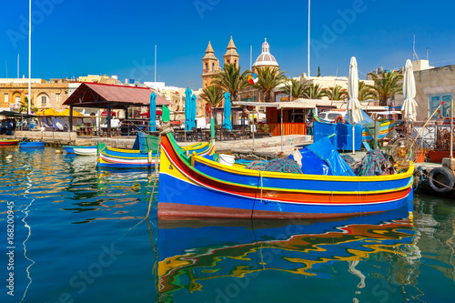 Obraz Dibond Tradycyjne kolorowe łodzie Luzzu w porcie śródziemnomorskiej wioski rybackiej Marsaxlokk, Malta