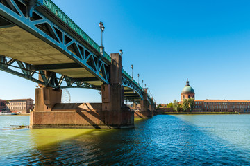 Wall Mural - Panoramique de la Garonne à Toulouse, Occitanie en France