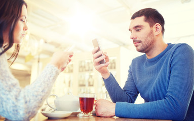 Poster - couple with smartphones drinking tea at cafe