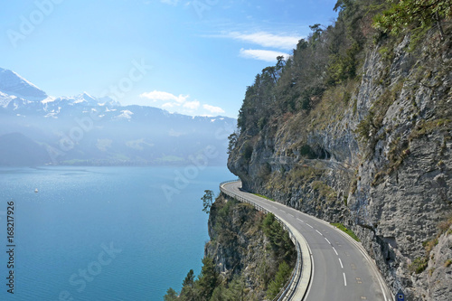 Fotografie, Obraz Bergstrasse, Beatenbucht am Thunersee, Alpen, Schweiz