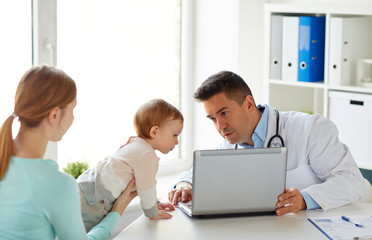 Canvas Print - woman with baby and doctor with laptop at clinic