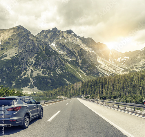 autostrada-poza-miastem-cofa-sie-do-wyzyn-koncepcja-podrozy