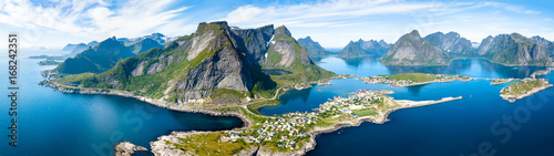 Photo Aerial panoramic view of Reine, Lofoten, Norway, sunny arctic summer