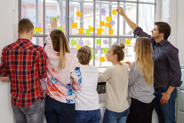 Sticker - teilnehmer an einem seminar schreiben ideen auf zettel