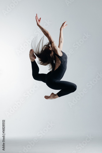 mloda-tancerka-skaczaca-w-studio-na-bialym-tle