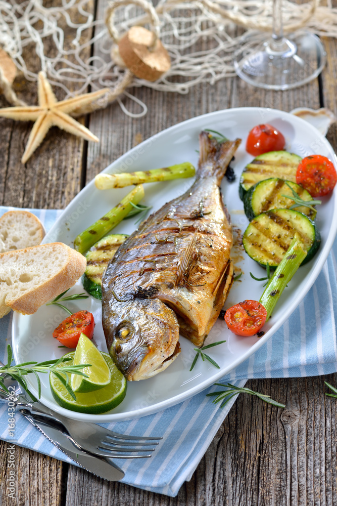 Mediterrane Küche: Gegrillte Rosmarin-Dorade royal mit Grillgemüse und ...