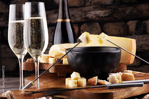 Cuadros en Lienzo Gourmet cena de fondue suiza en una noche de invierno con quesos surtidos en un