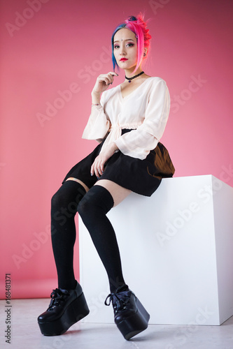 Plakat młoda kobieta w japońskim anime cosplay